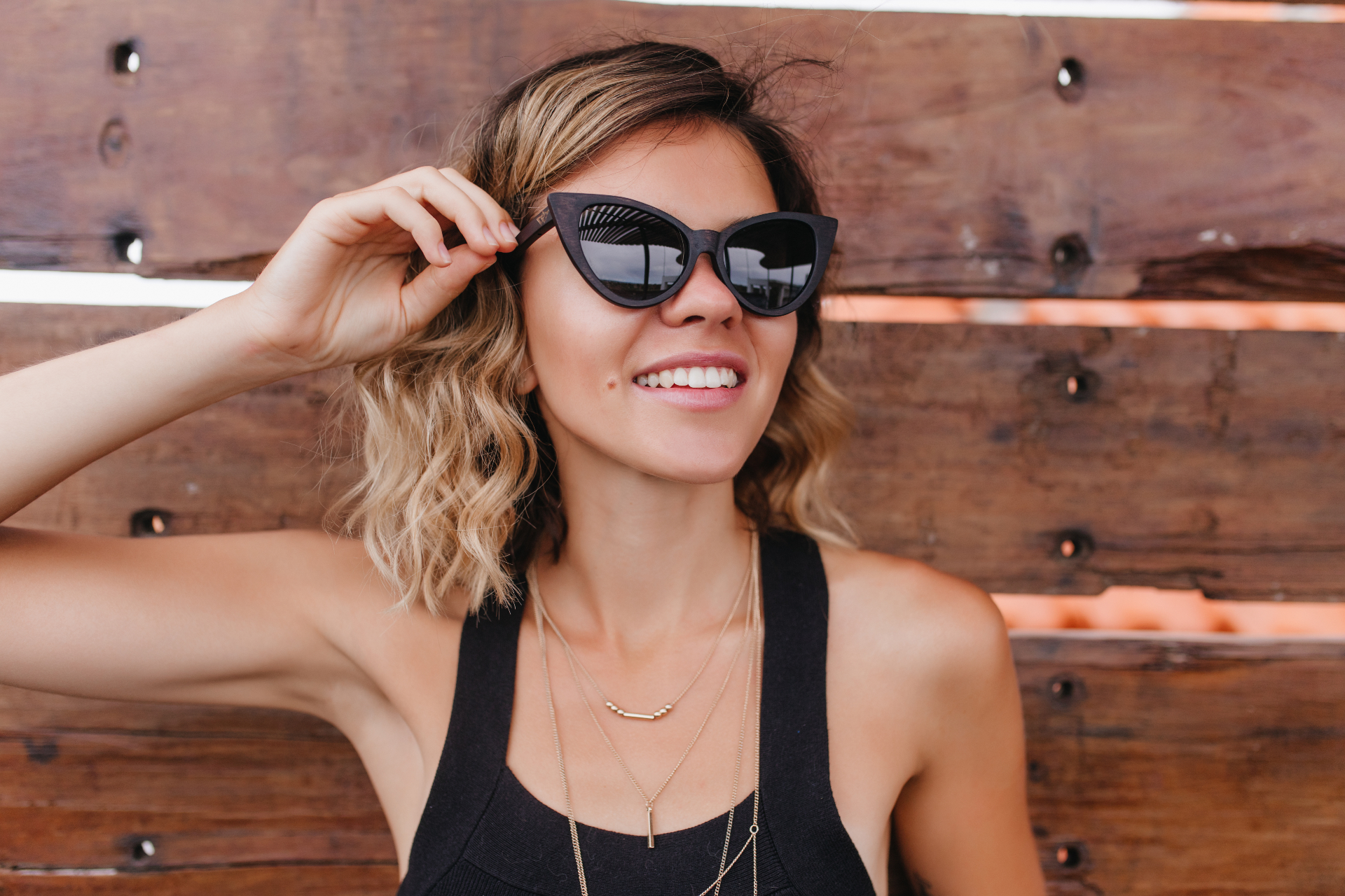 Mujer con lentes de sol C TRENDY