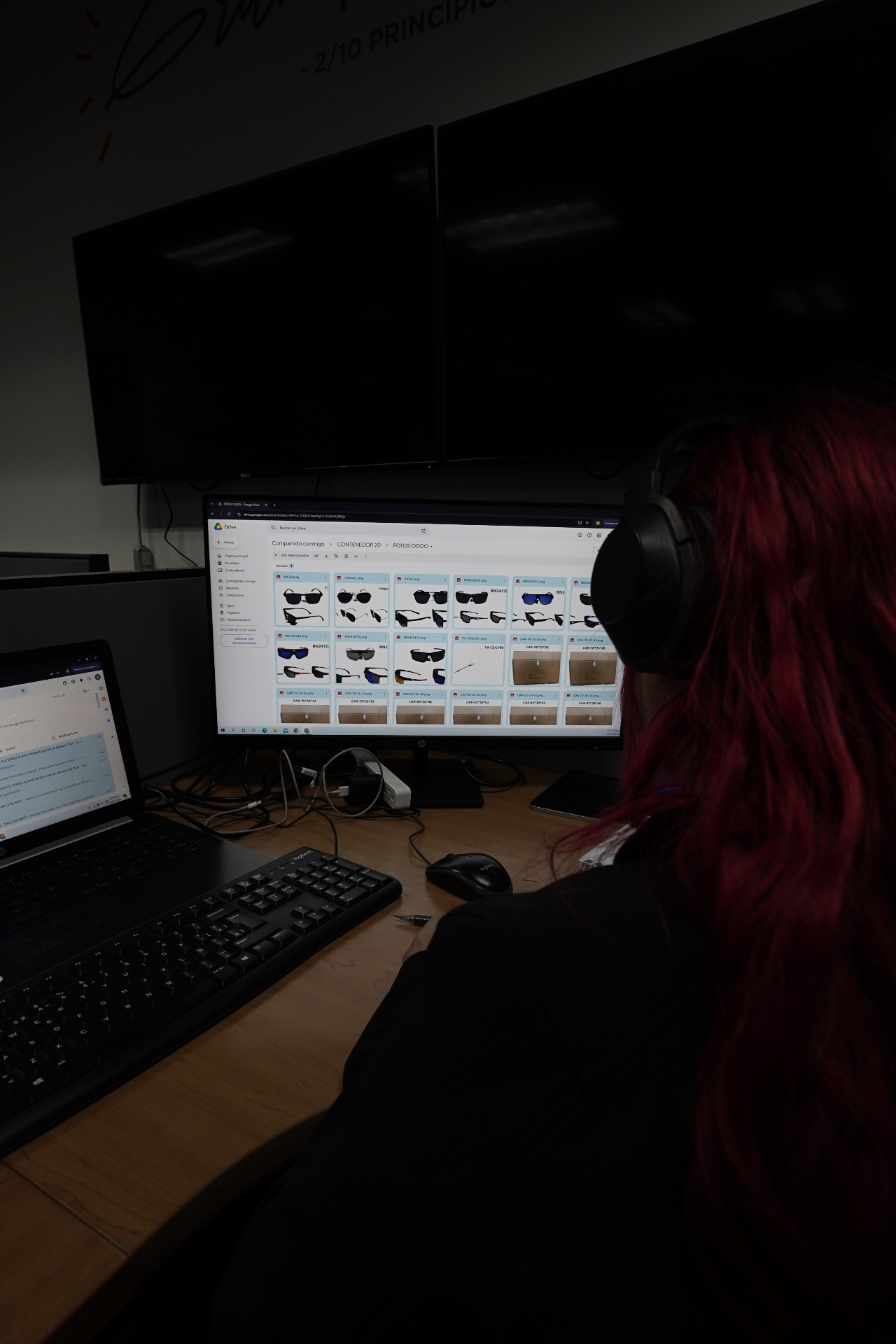 Colaboradora trabajando frente a monitor en oficina