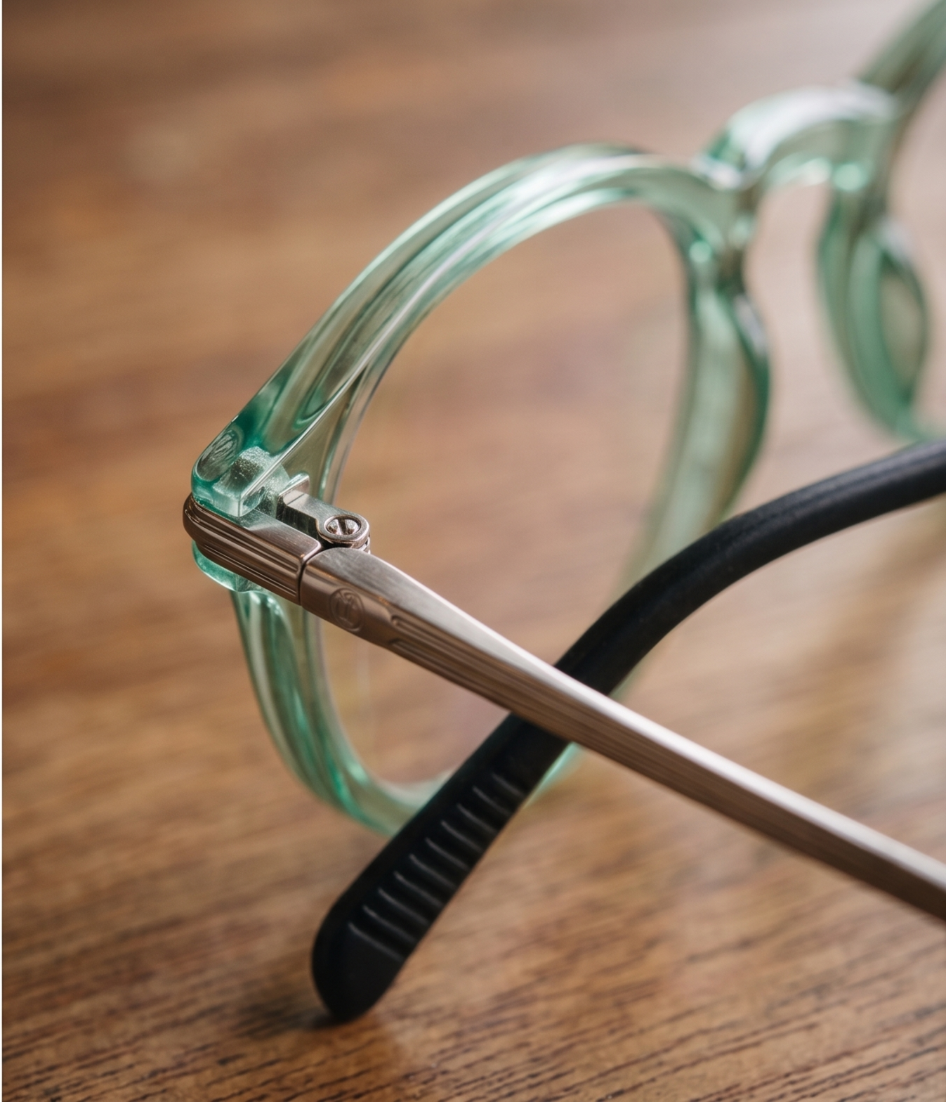 Detalle de bisagra metálica de lentes ópticos