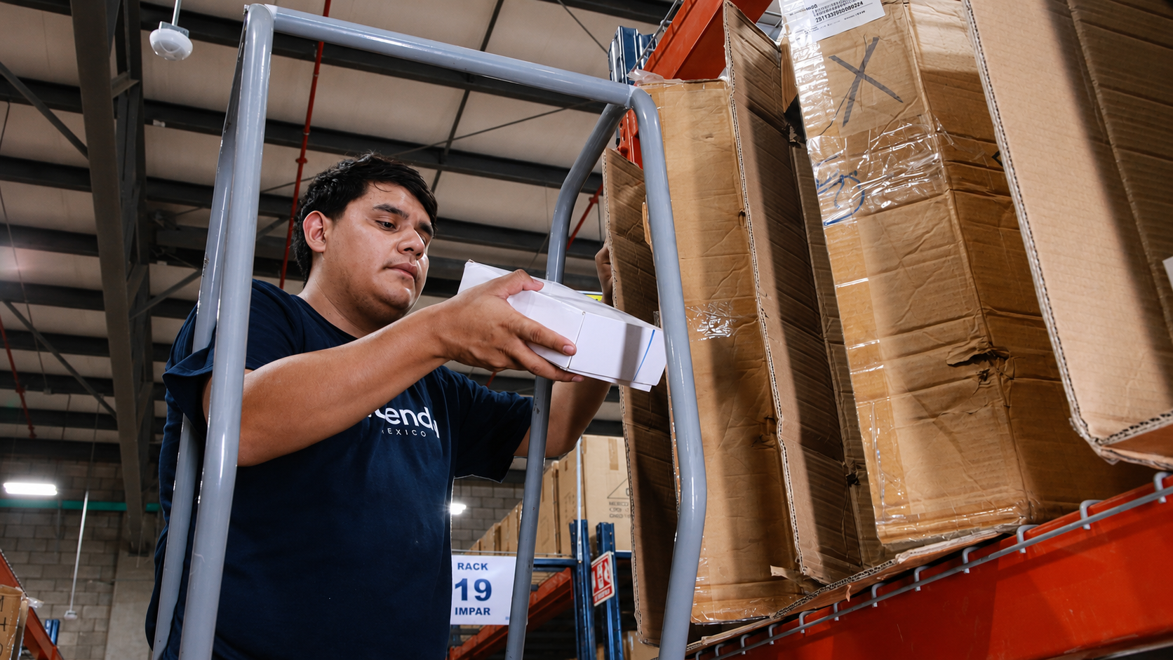 Colaborador organizando producto en rack de almacén