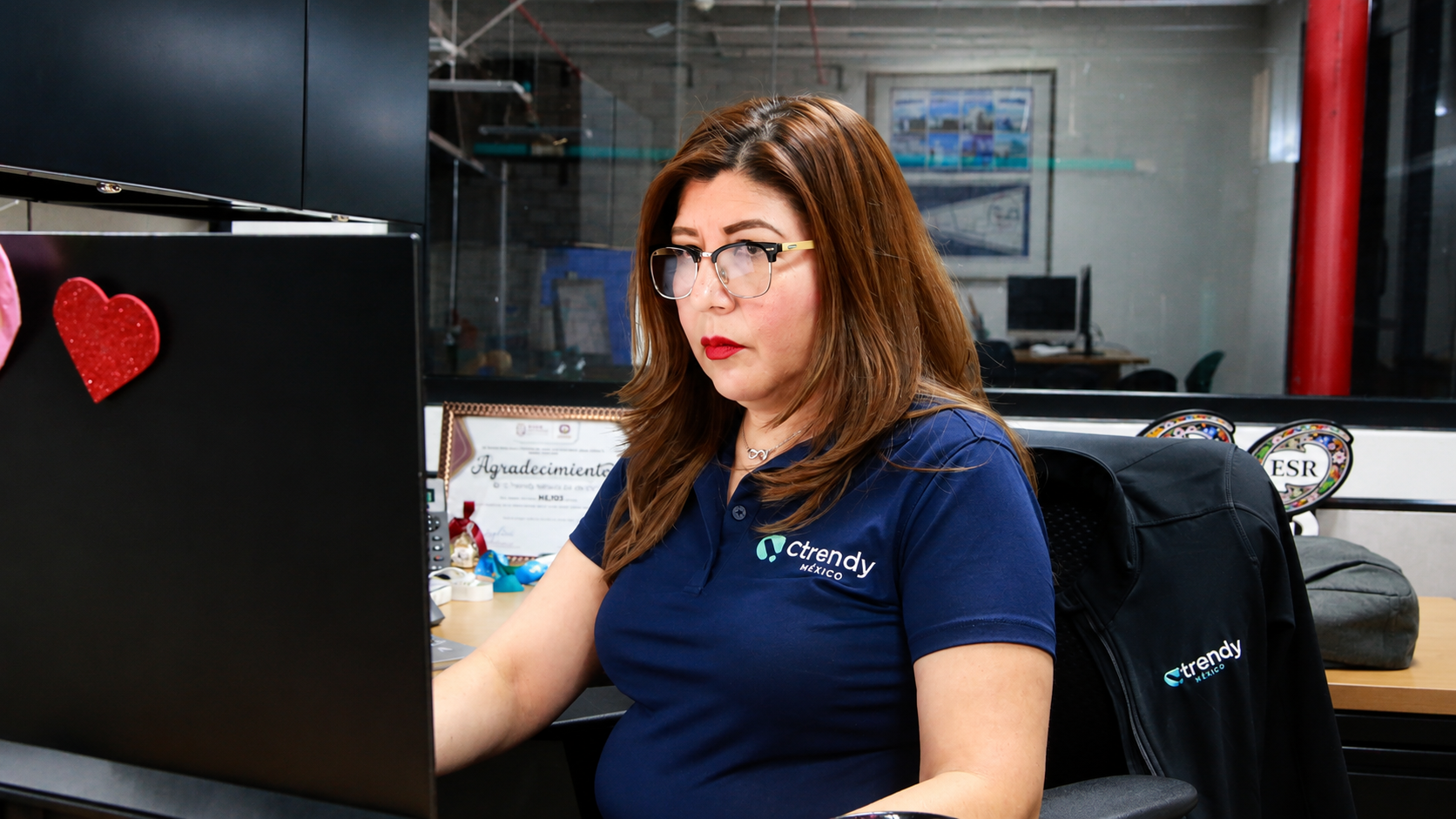 Colaboradora trabajando en oficina C TRENDY
