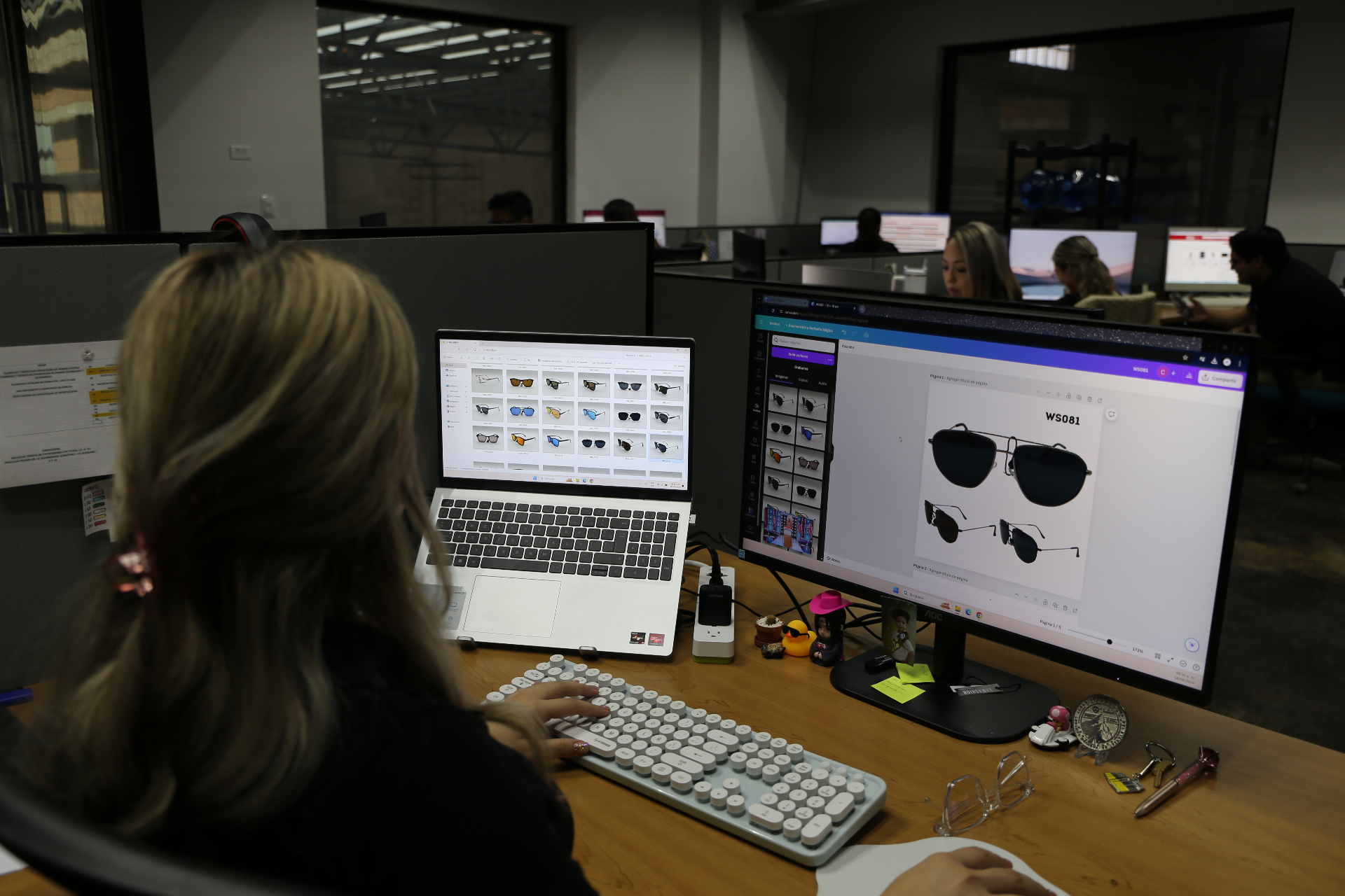 Equipo C TRENDY trabajando en catálogo de eyewear